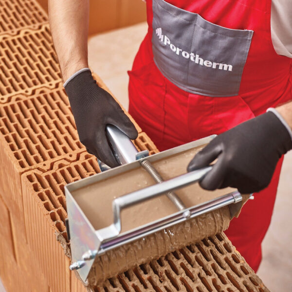 Punere-in-opera-Porotherm-Profi-cu-mortar-in-rost-subtire